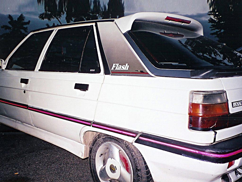 Renault R.11 Flaş Spoiler Işıklı Fiberglass+ Marşpiyel Takım