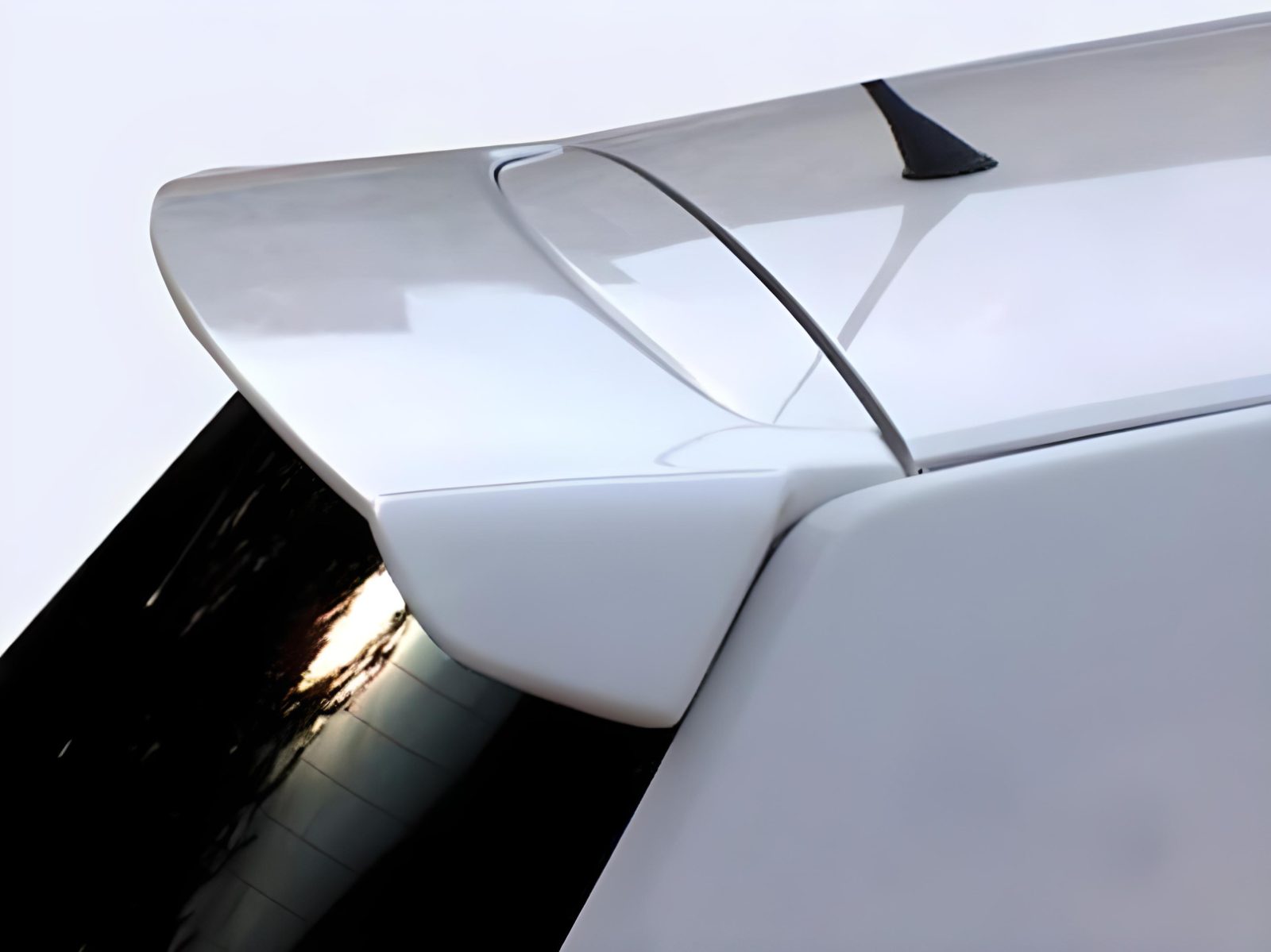 Toyota Auris Cam Üstü Spoiler Fiberglass